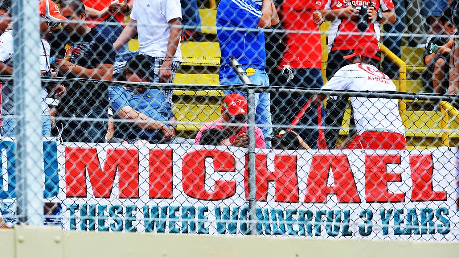 Torcida para Michael Schumacher durante treino classificatório para o GP do Brasil