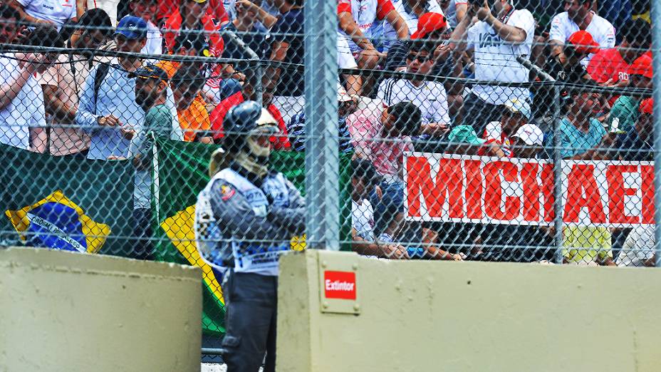 Torcida para Michael Schumacher durante treino classificatório para o GP do Brasil