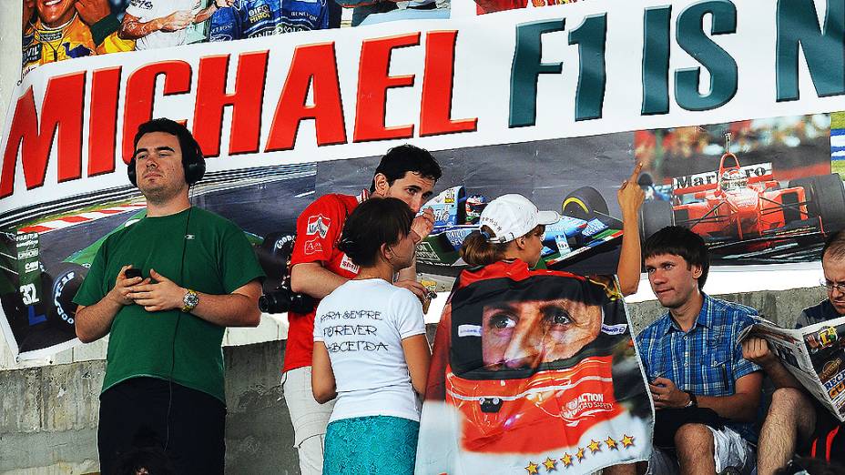 Torcida para Michael Schumacher durante treino classificatório para o GP do Brasil