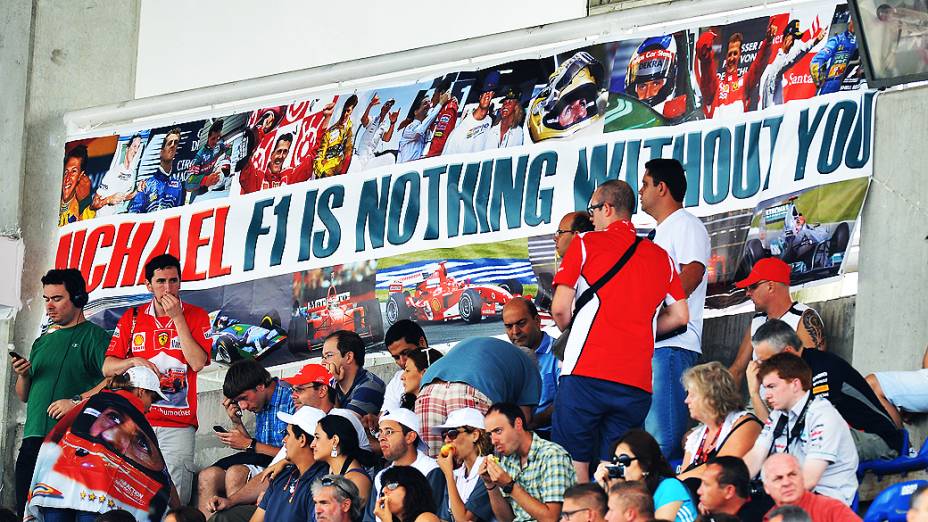 Torcida para Michael Schumacher durante treino classificatório para o GP do Brasil