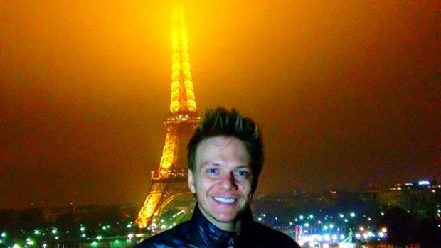 Michel Teló posa com Torre Eiffel ao fundo