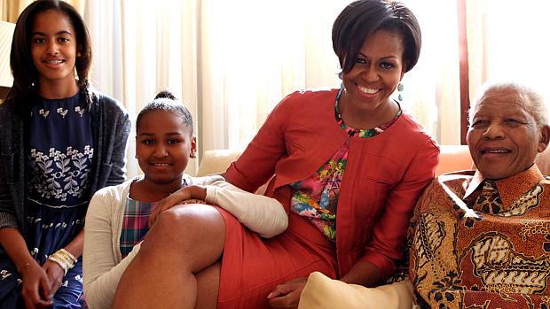 Michelle e as filhas, Malia e Sasha, ao lado de Mandela