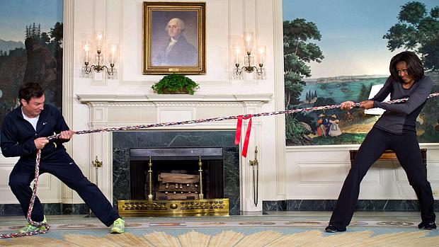 Michelle Obama e Jimmy Fallon brincam no Salão Azul da Casa Branca