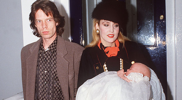 Mick Jagger e Jerry Hall no batizado da primeira filha, Elizabeth, em 1984