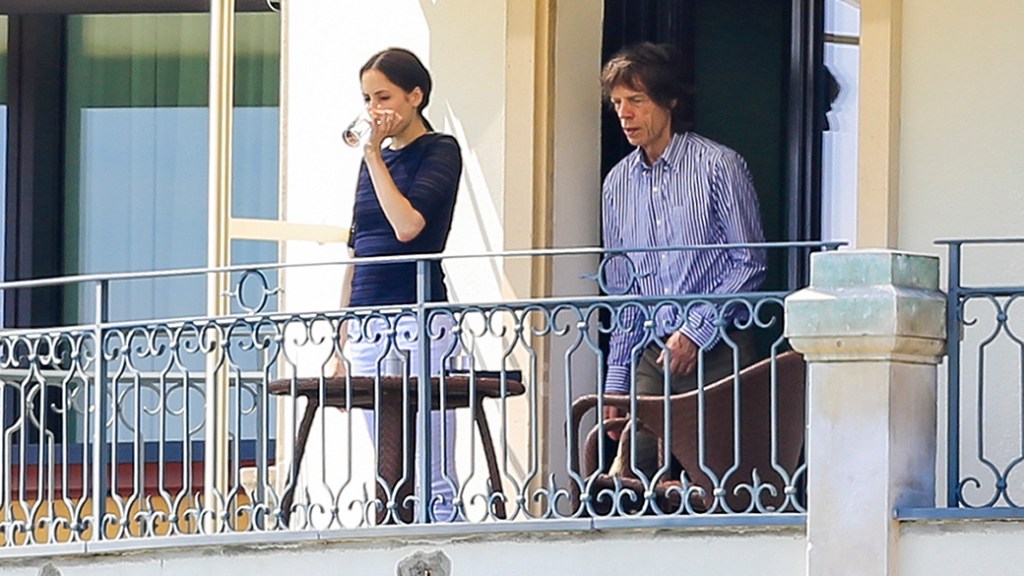 Mick Jagger e a dançarina Melanie Hamrick são fotografados em hotel na cidade de Zurique, Suíça