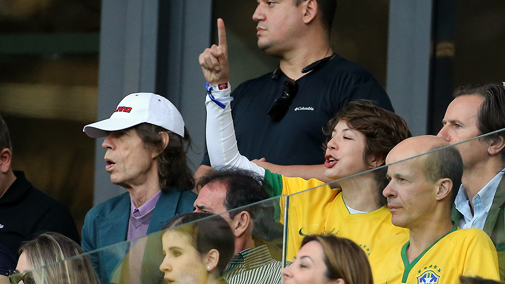 Mick Jagger assiste Brasil e Alemanha no Mineirão