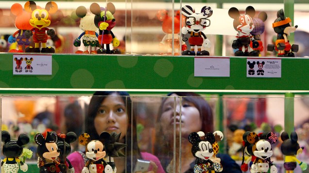 Visitantes observam bonecos do Mickey Mouse que integram a exposição "Mickey Mouse pelos anos desde 1928", em shopping em Kuala Lumpur, na Malásia