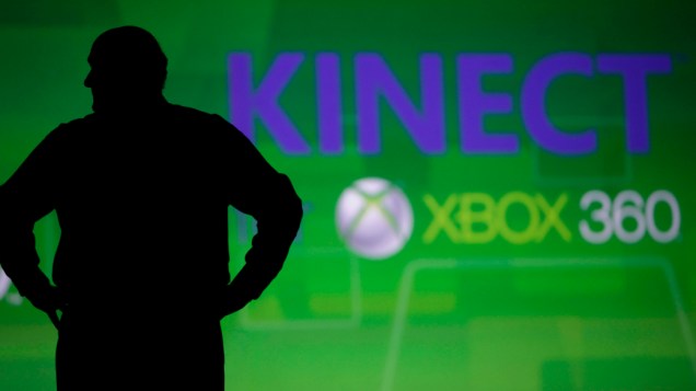 Steve Ballmer, CEO da Microsof, destaca Kinect, o sensor de movimentos do videogame Xbox 360, e comemora as 8 milhões de unidades vendidas nos últimos 60 dias