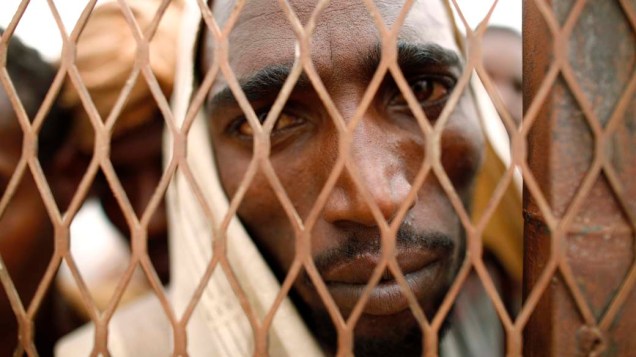 Migrante da Etiópia aguarda para ser repatriado em centro de trânsito de Haradh, Iêmen