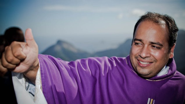 Padre Omar, que prepara o lançamento de um CD com 13 faixas de samba