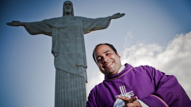 No monumento-símbolo do Rio, padre Omar já é um ídolo. Fama vai aumentar com o lançamento de um CD de samba