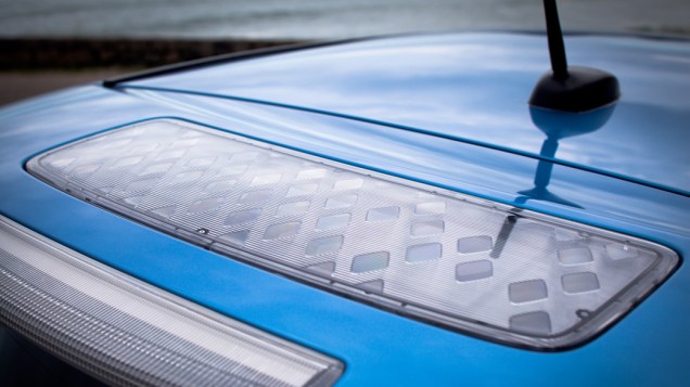 Painel solar no teto do Nissan Leaf: fonte de energia para luzes de freio e sinais laterais
