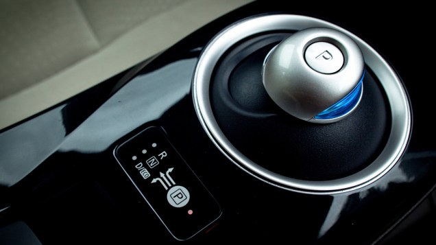 O câmbio: botão semelhante a um joystick seleciona a posição de estacionamento, marcha normal ou ré