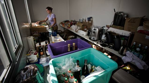 Funcionários separam bebidas para os artistas do Palco Mundo