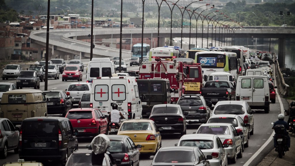 Pela Linha Vermelha, passam 139.000 carros diariamente: gases veiculares são responsáveis por 77% da poluição atmosférica no Rio
