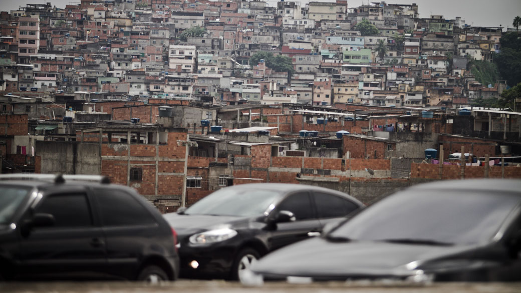 Complexo da Maré: sem UPP, o tráfico de drogas ameaça moradores e motoristas, que passam nas imediações das favelas
