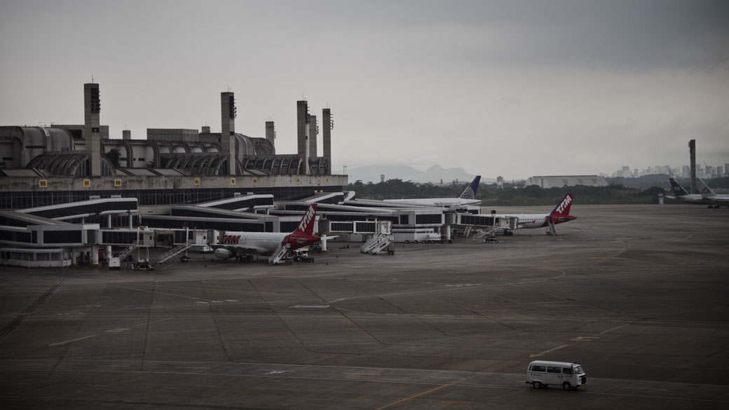 O Aeroporto do Galeão opera com 85% de sua capacidade e foi chamado pelo governador de "anticartão postal" do Rio