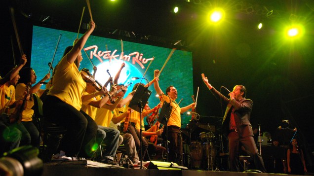 Mike Patton durante show com a Orquestra Sinfônica de Heliópolis no palco Sunset, no segundo dia do Rock em Rio, 24/09/2011
