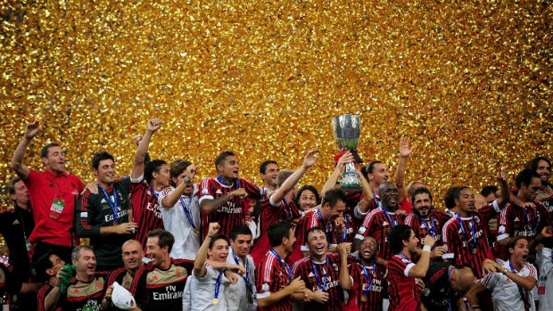 Jogadores do Milan comemoram a conquista da Supercopa da Itália no Estádio Nacional de Pequim, conhecido como Ninho do Pássaro