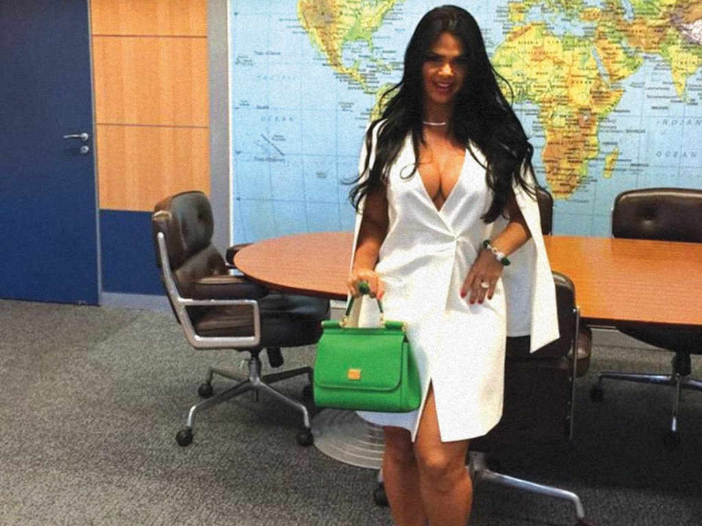 A ex-miss Bumbum no gabinete do marido: bolsa de 8 000 reais e vestido de um botão só