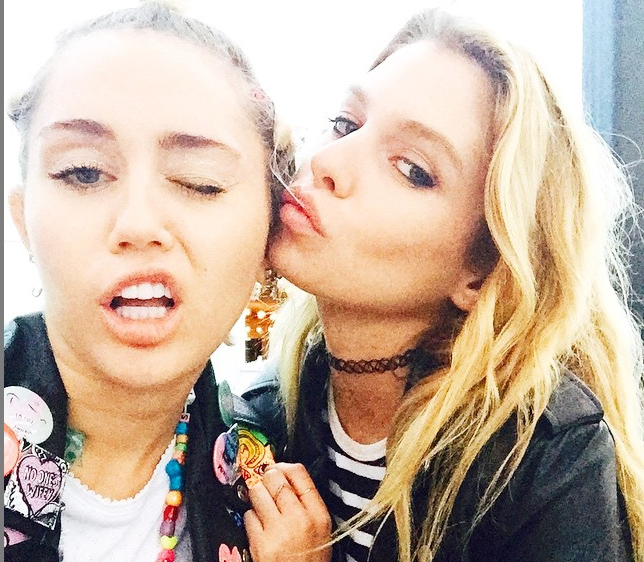 Miley Cyrus e a modelo Stella Maxwell