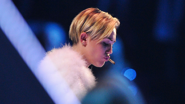 Miley Cyrus fuma cigarro suspeito no palco do EMA 2013