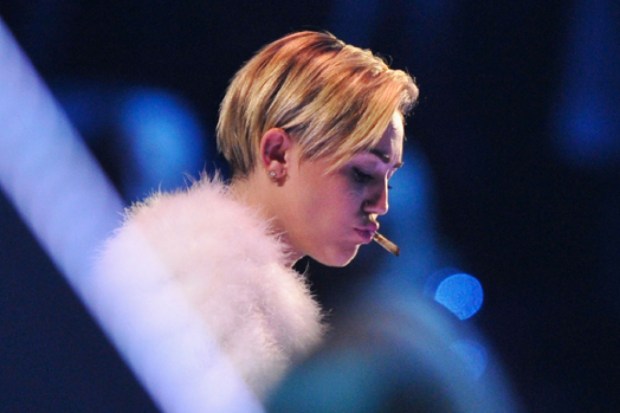 Miley Cyrus é clicada fumando cigarro suspeito; veja fotos
