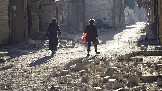 Destruição após ataque em Homs, na Síria