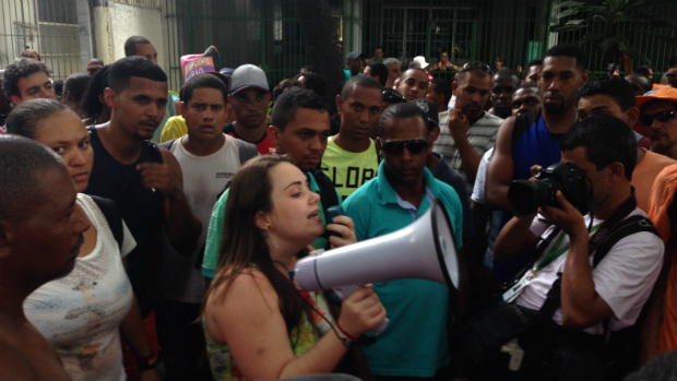 Ana Clara, militante do Sindicato Estadual dos Profissionais de Educação (Sepe), usa megafone e convoca garis para novo protesto