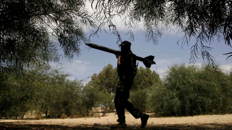 Militante da Jihad islâmica carrega um foguete durante treinamento em Khan Younis, no sul da Faixa de Gaza