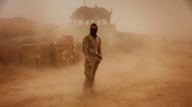 Militar americano Brandon Voris em meio a tempestade de areia no acampamento de Kunjak, na província de Helmand, ao sul do Afeganistão