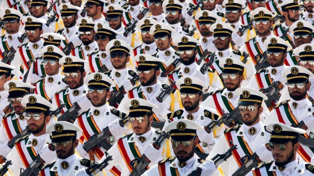 Na cidade de Teerã, membros da Guarda Revolucionária Iraniana marcham em comemoração ao aniversário da guerra entre Irã e Iraque