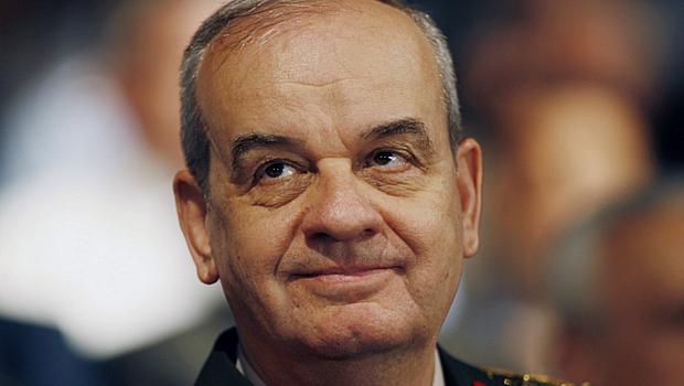 O ex-chefe do Estado Maior das Forças Armadas turcas, Ilker Basbug, foi detido nesta sexta-feira, acusado de planejar um golpe de Estado