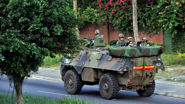 Militares franceses patrulham ruas de Abidjan