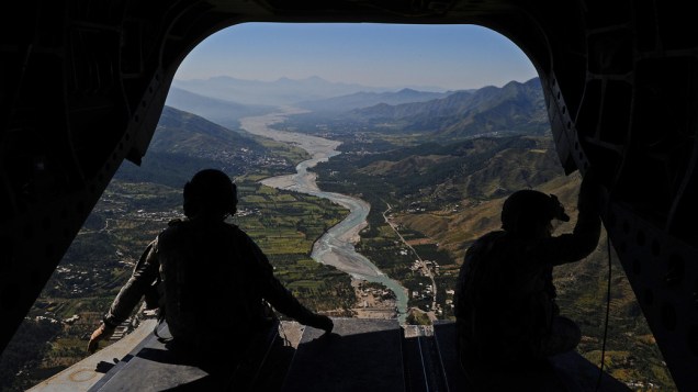 Militares americanos em helicóptero que leva ajuda às famílias paquistanesas atingidas pelas inundações