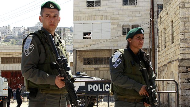 Membros das forças israelenses fazem guarda em frente a imóvel ocupado