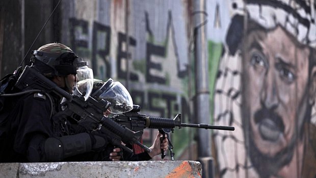 Forças israelenses a postos durante protesto na Cisjordânia