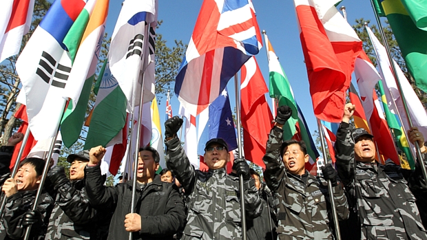 Militares sul-coreanos seguram as bandeiras dos países que participam do encontro do G20, em Seul