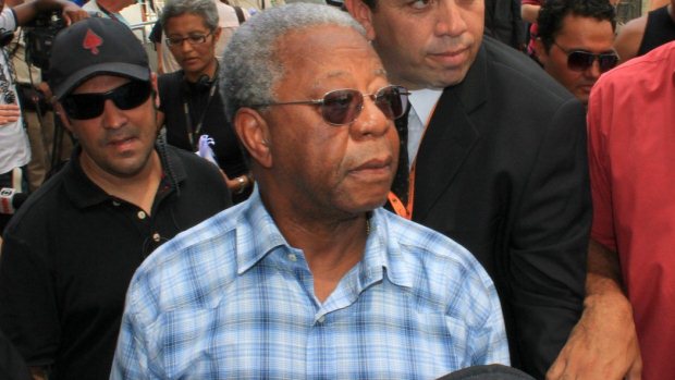 O ator Milton Gonçalves no velório do humorista Chico Anysio