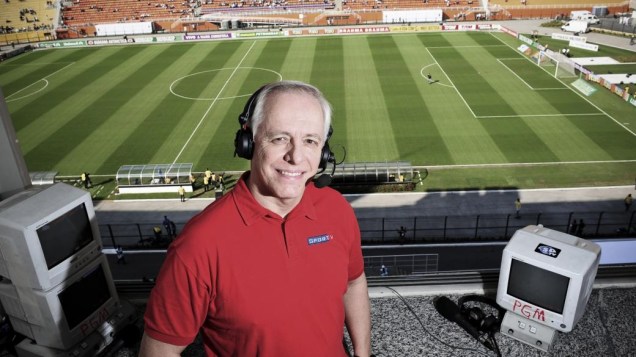 Milton Leite, narrador do canal SportTV, em cabine do Estádio do Pacaembu