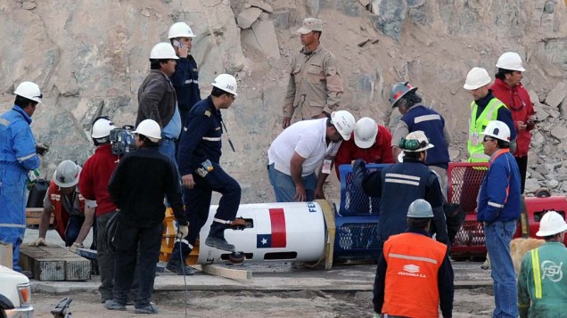 Técnicos preparam a cápsula Fênix que resgatará os 33 mineiros da mina San José, Chile