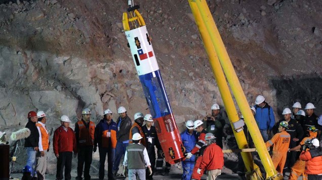 Técnicos preparam a cápsula Fênix para o resgate dos 33 mineiros na mina San José, Chile
