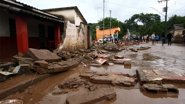 O ribeirão Camarão, que deságua no rio Paraopeba, transbordou e alagou varias casas em Florestal , na região metropolitana de Belo Horizonte (MG), na madrugada deste sábado.