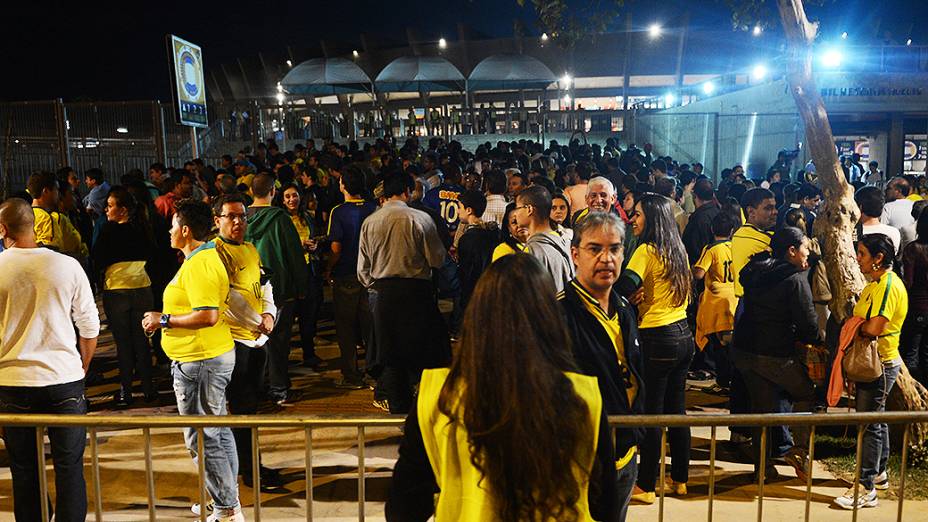 Torcida chega para o amistoso entre Brasil e Chile no estádio do Mineirão, em Belo Horizonte