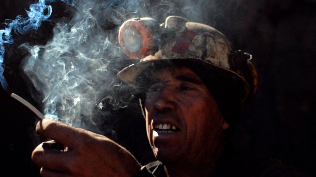 Mineiro acende explosivo na mina San Javier, em Copiapó, norte do Chile. Veja mais imagens do drama dos mineiros soterrados