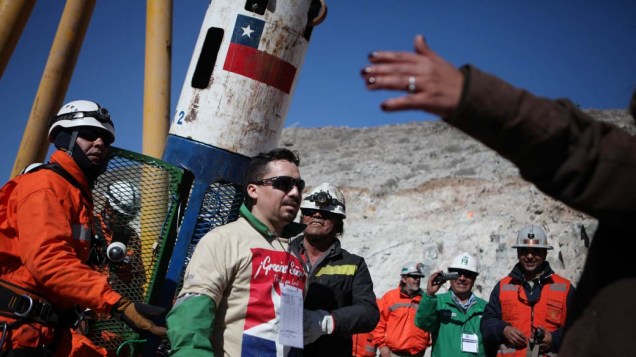 Mineiro Edison Peña é resgatado pela cápsula Fênix na mina San José, Chile