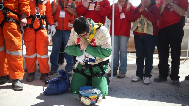 O mineiro Esteban Rojas agradece após ser resgatado da mina San José, Chile