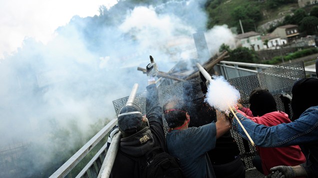 Mineiros entram em confronto com a polícia durante manifestação contra o governo espanhol na cidade de El Entrego