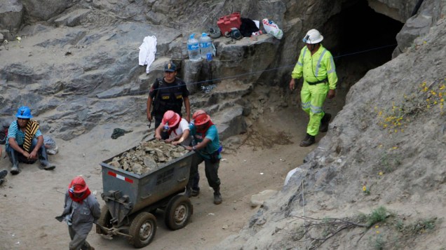 Equipes movem minerais e rochas na tentativa de resgate dos nove mineiros soterrados há quatro dias, no Peru
