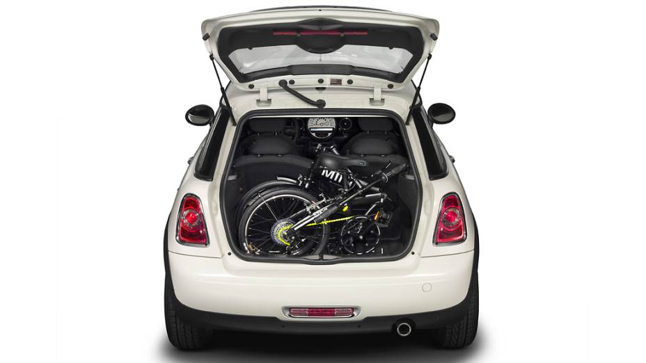 Eis a MINI bike acomodada no porta-malas do MINI Cooper